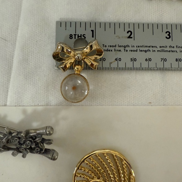 Xxsoldxx An Early Coro 1 golden & slvr Bow with mustard seed ball Guc 1.5" x 1" - Picture 8 of 9